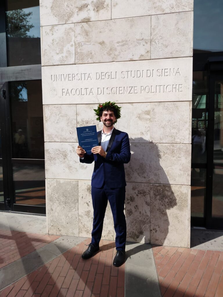 Giuseppe felice dopo la seduta di laurea